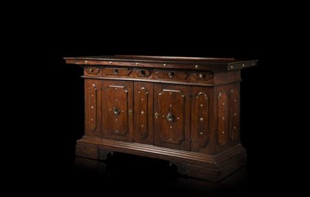 Grande credenza in noce di forma rettangolare a cinque cassetti sottopiano e du