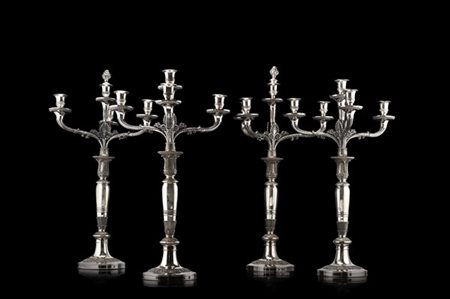 Gruppo di quattro candelabri in argento a quattro fiamme con reggicandela scana