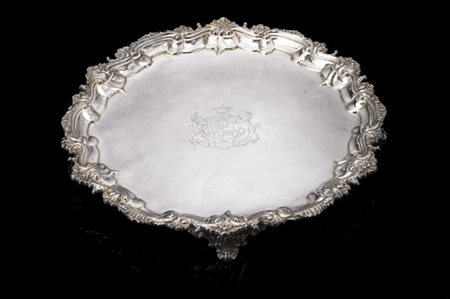 Salver in argento centrato da stemma nobiliare inciso e decorato nel bordo a va