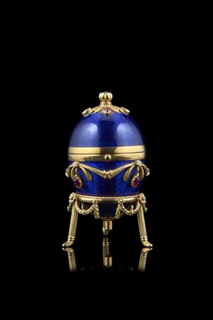 VICTOR MAYER. Uovo in oro e smalto guilloché modello Fabergé decorato da caboch