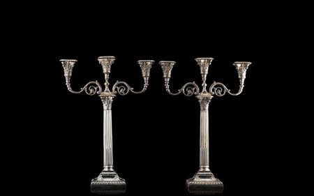 Coppia di candelabri a tre fiamme in argento con fusto a colonna scanalata, bra