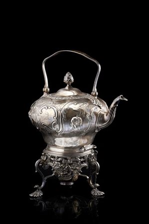 Samovar in argento con corpo sbalzato a fiori, motivi vegetali e piccola testa