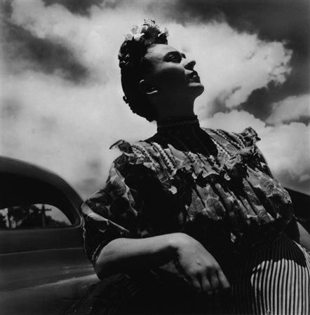 Leo Matiz (1917-1998)  - Frida posado con auto, 1943