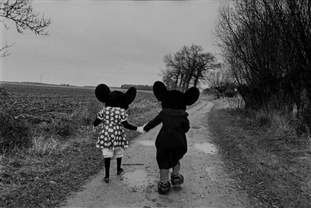 Alain Noguès (1937)  - Mickey et Minnies sur le futur site de Dysneyland à Marne la Vallée, 1985