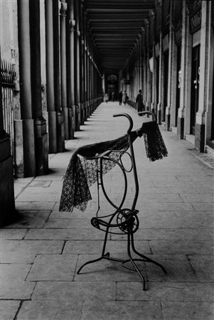 Alain Noguès (1937)  - La veuve du cycliste sous les arcades du Palais Royal, 1969