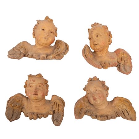 QUATTRO SCULTURE in terracotta dipinta raffiguranti "Putti"