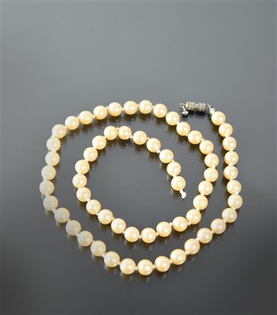 COLLANA DI PERLE realizzata ad un filo di perle imitazione, diametro mm 7,80...
