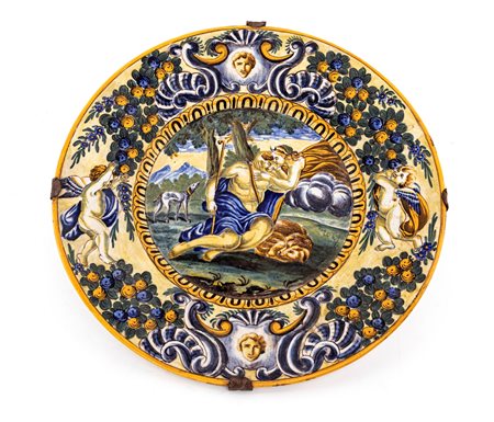 Piatto in maiolica policroma, XX secolo