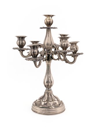 Candelabro in lamina d'argento sbalzata