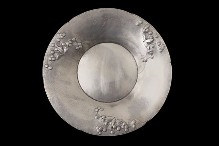 Piatto in argento 800, sbalzato a motivi floreali, 20° Secolo