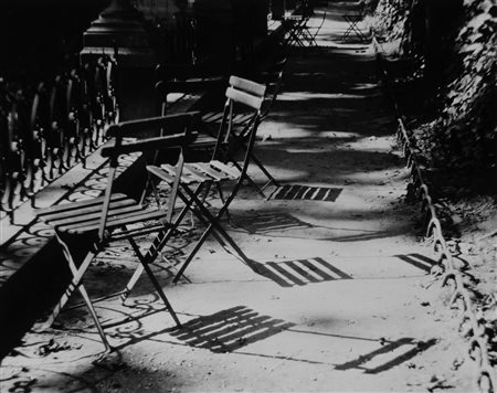 Andrè Kertèsz (1894-1985)  - Chaises du Luxembourg, 1926