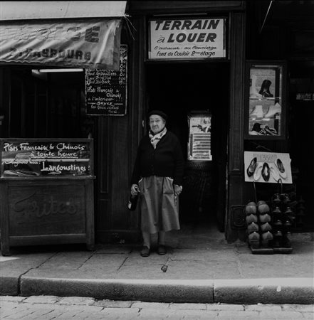 Alain Noguès (1937)  - La dame agée Rue Mouffetard, 1960