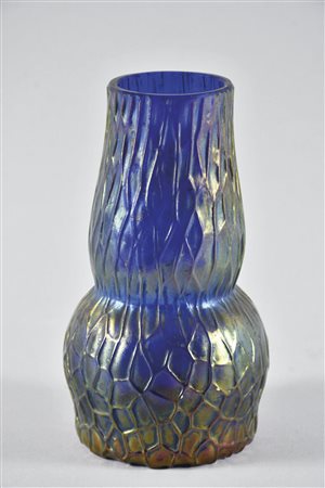 Loetz Bohemia Vaso;In vetro blu cobalto iridato della serie "Mimosa", h. 12,5...