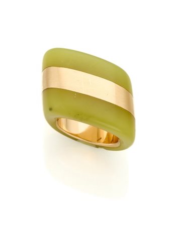 VHERNIER
Anello in oro giallo e prehnite, g 24,50 circa misura 14/54. Firmato e