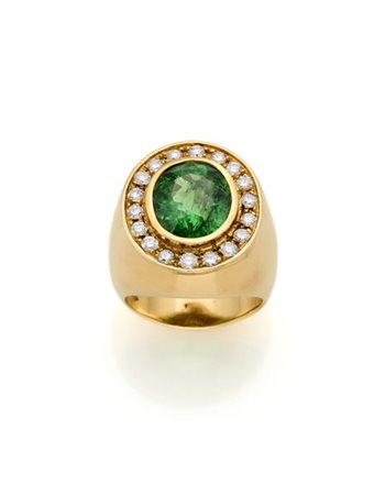 Anello in oro giallo con tsavorite ovale di ct. 4,50 circa contornata da diaman