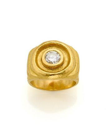 Anello in oro giallo martellato 999/1000 con diamante rotondo di ct. 0,80 circa