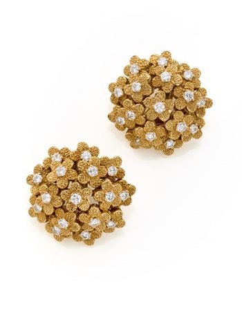 Orecchini a clip a fiore in oro giallo e diamanti per complessivi ct. 2,60 circ