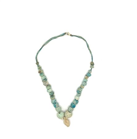 COLLANA in faience verde, bianca e azzurra con vaghi sferici e prismatici,...