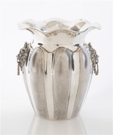 POLI MARIO, Milano, metà del XX secolo. Vaso in argento 800 con maniglie a...