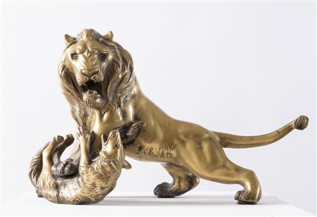 "Lotta tra un leone e un coyote". Scultura in bronzo. Metà del XX secolo. Cm...