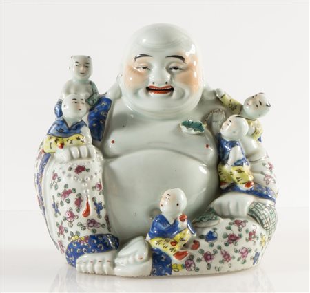 Figura di Buddha seduto contornato da bambini. Scultura in porcellana...