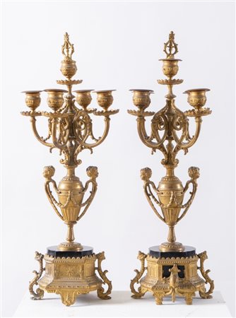 Coppia di candelabri in bronzo dorato e marmo nero. Di gusto Luigi Filippo....