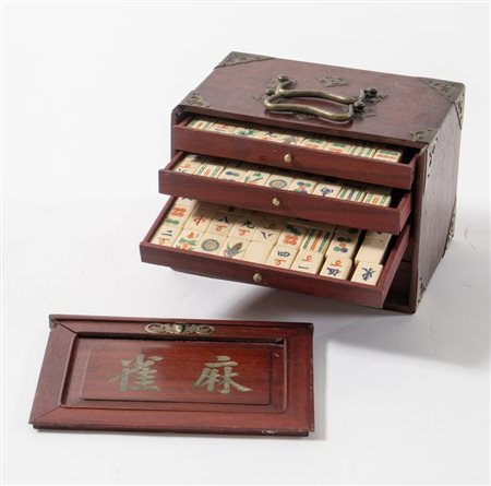 Scatola contenente gioco del MAH JONG in legno con applicazioni in bronzo....
