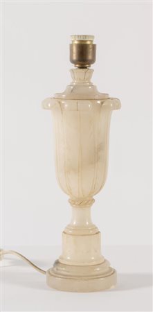 Lampada in alabastro di gusto neoclassico, ma realizzata negli anni '30 del...