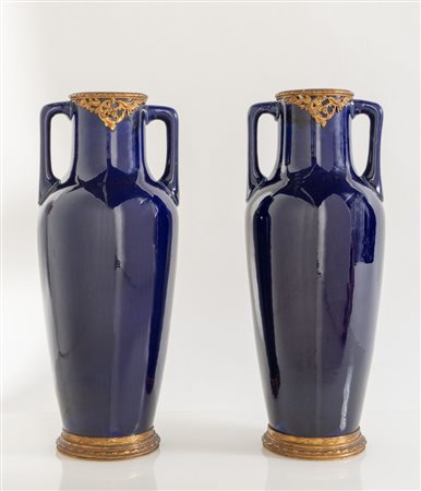 Coppia di vasi in ceramica invetriata con applicazioni in bronzo. Francia,...