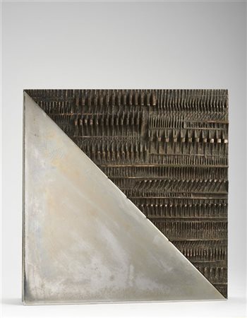 Arnaldo Pomodoro "Folded page" 1974
acciaio e ottone argentato
cm 24x24x6,5
Firm