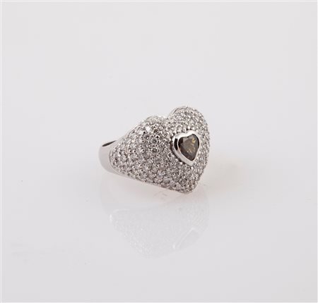  
Anello a cuore in oro, brillante e diamante fancy 
 Misura 15