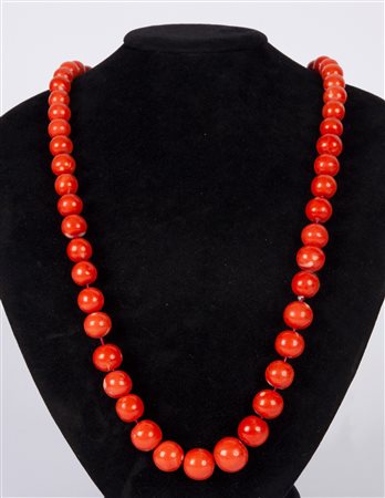  
Collana di corallo rosso 
 Sfere corallo da 9 a 17 mm - lunghezza 73 cm