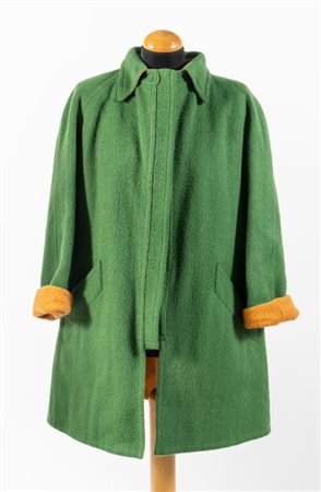 HERMÈS Sport Cappotto in lana verde con interno arancione. Riporta taglia FR...