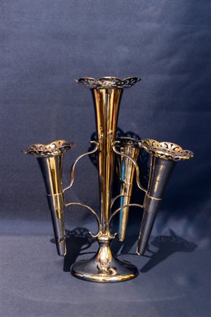 Epergne in metallo argentato e traforato