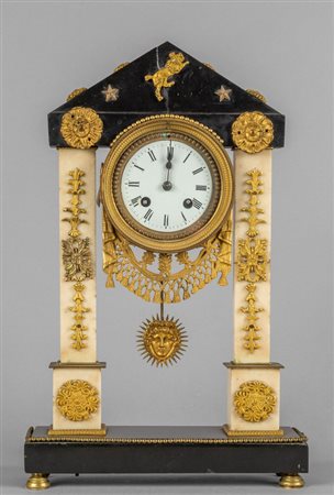 Orologio neoclassico in marmo bianco e nero con 