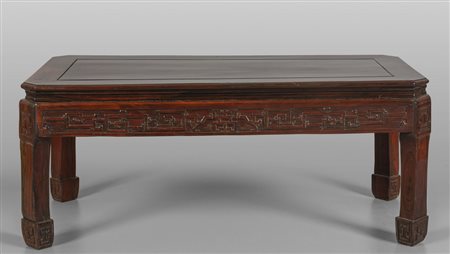 Tavolo da divano in mogano, Cina sec.XX<br>cm. 