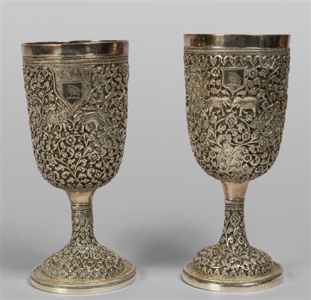 Due coppe in argento finemente sbalzate<br>gr.860