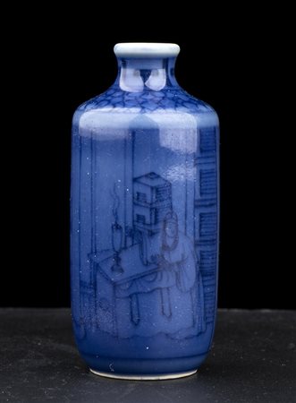 SNUFF BOTTLE IN PORCELLANA CON INVETRIATURA BLU