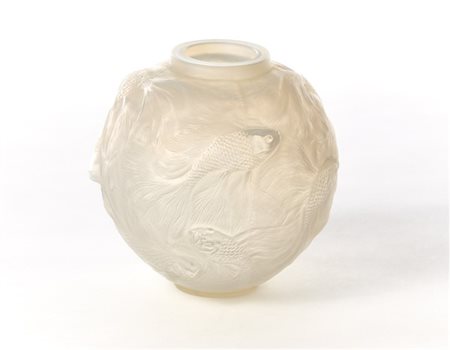 René Lalique Vaso globulare modello "Formose". Francia, anni '20/'30. Vetro opal