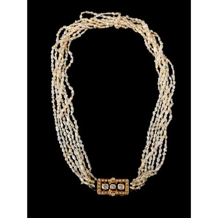 COLLANA con sette fili di perle di fiume, susta in oro 18 KT