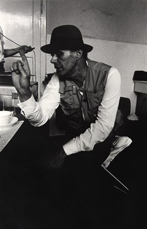 Ken Damy, (1949) JOSEPH BEUYS, 1978-1979 gelatine vintage print, cm 30x20...