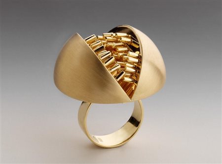 Pol Bury, (1922 - 2005) ANELLO MEZZALUNA in oro giallo 18 kt, diametro cm...