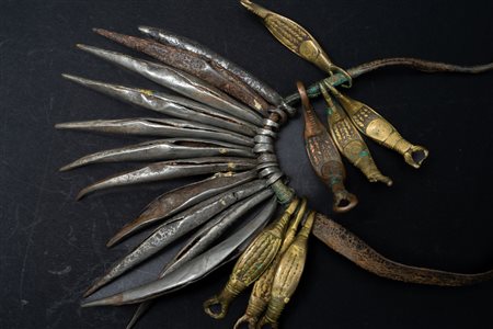  Arte africana - Nigeria Camerun Matakan Higi.
Cintura Pikuran.
Ferro, bronzo, cuoio e rame.