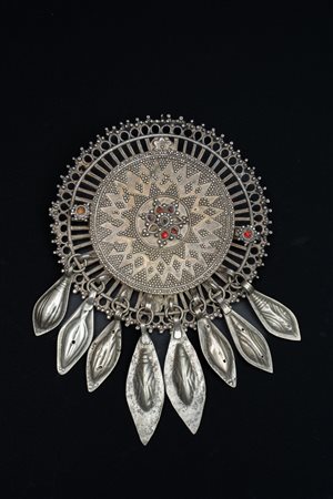  Arte Islamica - Kazakistan.
Ornamento da testa o da collana.
Argento,  perline. .