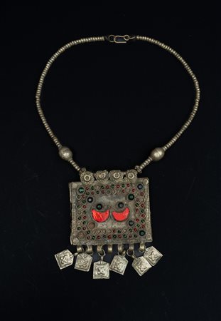  Arte Islamica - Afghanistan.
Collana.
Metallo, vetri, perline e cotone. .