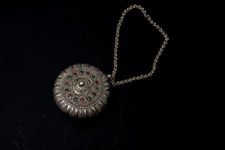 Arte Indiana - India- Afghanistan.
Collana con pendente a scatola.
Argento e vetri.