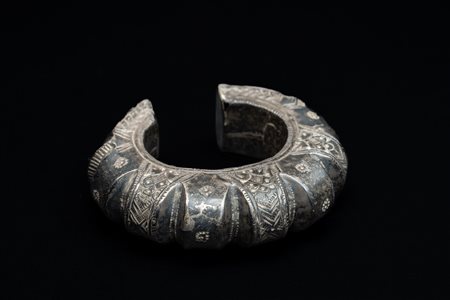  Arte Indiana - India.
Bracciale rigido. 
Argento. .