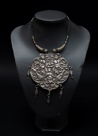  Arte Indiana - India.
Collana con pendente.
Argento e cotone.