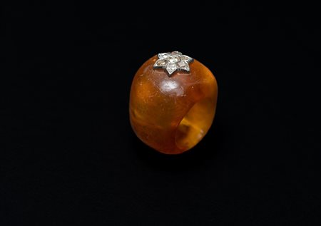  Arte Indiana - India.
Anello.
Ambra oro bianco e diamanti.
 .