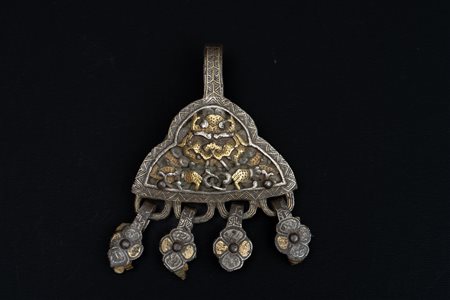  Arte Tibetana - Tibet.
Fibbia. 
Ferro niellato in oro, argento e cuoio.
.